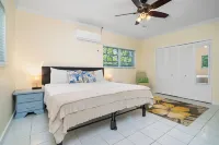 Dreamers Getaway - Relaxing unit with large rooms, full kitchen, & fast Wi-Fi