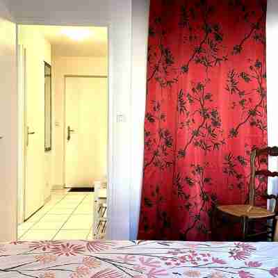 Appartement R de C, Terrasse, Parking, Proche de la mer Dans Résidence Sécurisée Rooms