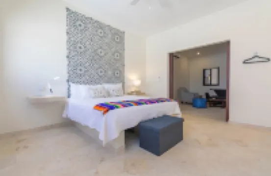 Brand New 12 Suite Villa  directly on the waters edge of the Caribbean Sea โรงแรมใน