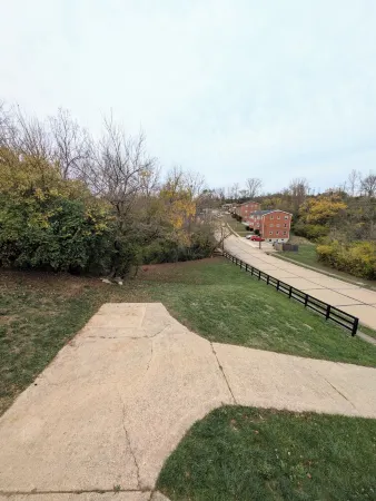 Spacious 3 Bedroom, 5 minutes from Downtown Cincinnati Отели в г. Кэмпбелл