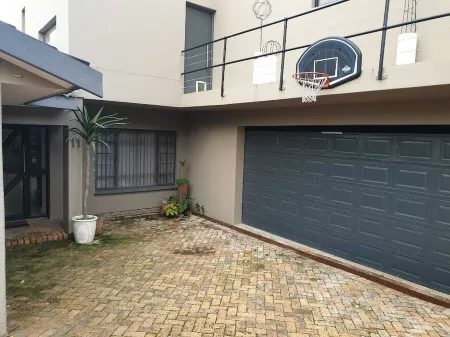 Sunny family home in the winelands