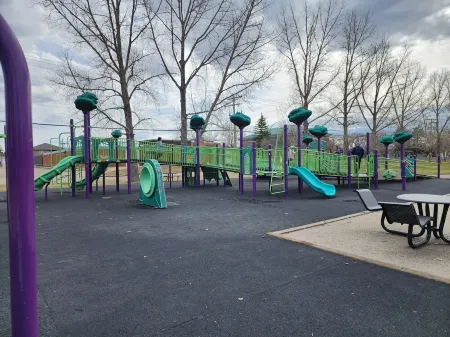 Beautiful updated home centrally located, close to General Hospital Отели рядом с достопримечательностью «Университет Реджайна»