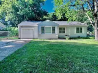 Chic 3br/1ba home~Convenient SW Topeka location~Sleeps 6 Hotels near ALDI