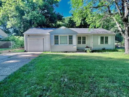 Chic 3br/1ba home~Convenient SW Topeka location~Sleeps 6 Отели в г. Топика
