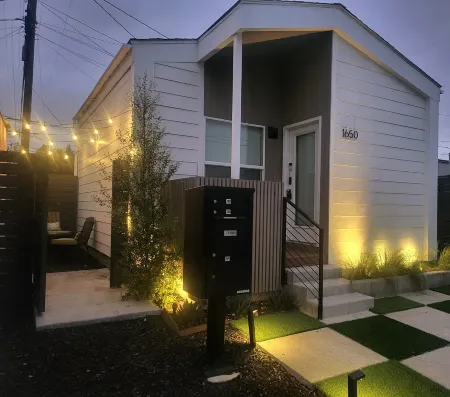 Adorable new home in the heart of LA close to Sofi stadium Отели рядом с достопримечательностью «Южный Лос-Анджелес»