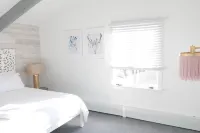 Luxe 10 guest Ski Chalet /Skiing/Pools/Tennis/Gym/Golf/Hiking