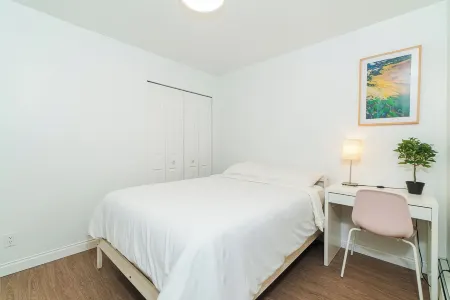 Welcome to Main floor 2 Bedrooms Suite A &10 minute walk from Metrotown Mall Отели рядом с достопримечательностью «Университет Саймона Фрезера»