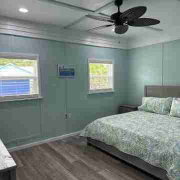 Newly renovated home with Kayaks + Pool Rooms