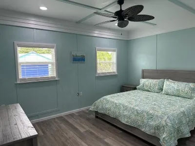 Newly renovated home with Kayaks + Pool Hotel a 