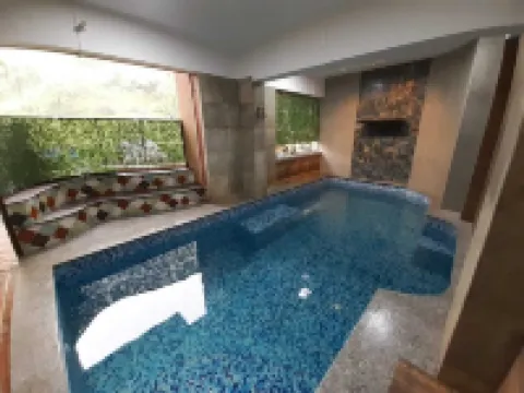 Cozy Hill-touch villa with Lounge Pool. Quiet neighbourhood. Quick trek to lake