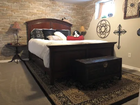 Doggy Heaven. Large Fenced Yard , Beautiful Gardens,  Guest Patio and Firepit.