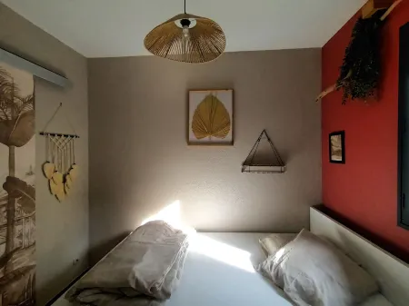 HOLIDAY HOME CLOSE TO BEACH AND POOL