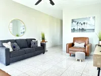 New Large Saltwater Pool-Quiet Area-5 min to beach