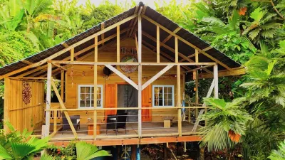 TREE FROG HOUSE: Waterfront, Caribbean Island Jungle Cabin in Bastimentos w/ AC Hotel di 