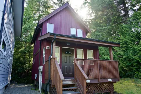 Bright & Beautifully Refreshed Cottage - 2 min from Ocean!