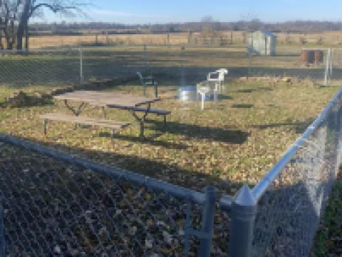 Private Cottage on 38 acres with two ponds and lake access. Hotels in McIntosh County