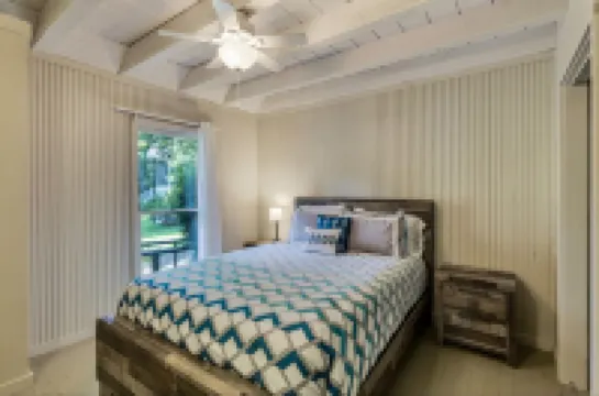 Lake Keowee retreat for 10 with private dock!