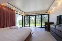 Swimming pool along the terrace, panoramic view surrounded by nature Hoteller i Nam Phrae
