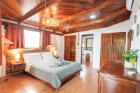 𝑳𝒖𝒙𝒆 » 5 Lakeview Villas » Sleeps 25 » AC »Pool »Hot Tub »Weddings »Retreats Hotels in Arenal