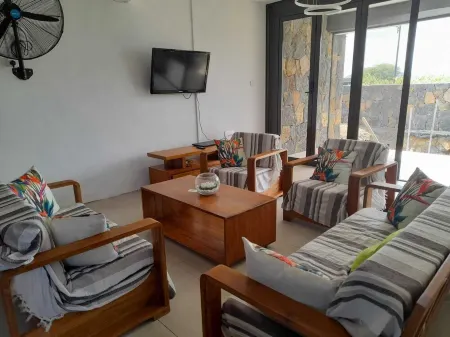 Superb modern contemporary 4 bedroom villa ensuite Отели в г. Тру д'О Дус