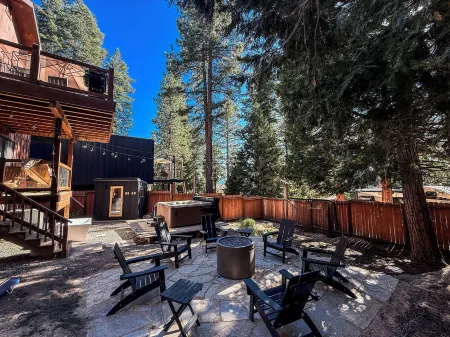 4 BR Retreat with Lakeview and Hot Tub Отели рядом с достопримечательностью «Государственная зона отдыха Кингс Бич»