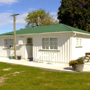 Wacky Stays - Unique Farm-Stay Glamping Rentals, Free Animal Feeding Tours