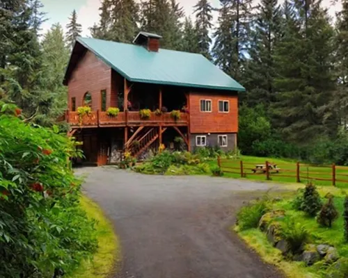 Carriage House Accommodations Hotels near Bear Cub