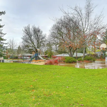 Autzen 4 Mi Away, Fenced Yard for Your Dog
