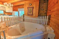 Cricket Hill Lodge & Cabins - Hot Tub