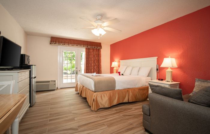 Island Sun Inn & Suites - Historic Venice & Beach Getaway