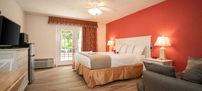 Island Sun Inn & Suites - Historic Venice & Beach Getaway Hotels in Venice