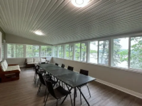 Pinedale Inn Hotels in Gravenhurst