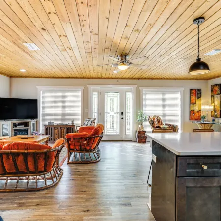 8 Mi to Ozark Folk Center: Home w/ Hot Tub & Deck
