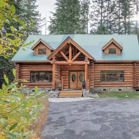 Soaring Pines Lodge 1 Bedroom Home by NW Comfy Cabins by RedAwning