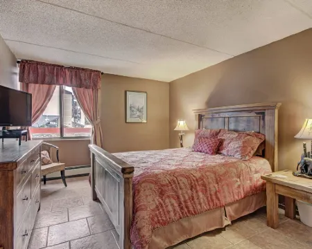 Spacious Condo in the Heart of Center Village - Pet Friendly - VS367 by Redawning Hotels in Copper Mountain