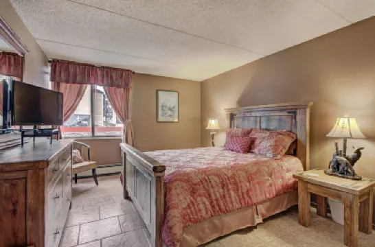 Spacious Condo in the Heart of Center Village - Pet Friendly - VS367 by Redawning Hotels near Kokomo