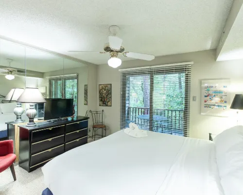 Forest View Two Bedroom, Two Bath Condo on Lake Ouachita, Steps Away from Pool and Spa. by RedAwning Hotels in Mount Ida