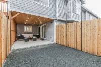 Pacific Northwest Retreat Duplex 3Min from Seattle by Redawning Hotels in Tukwila