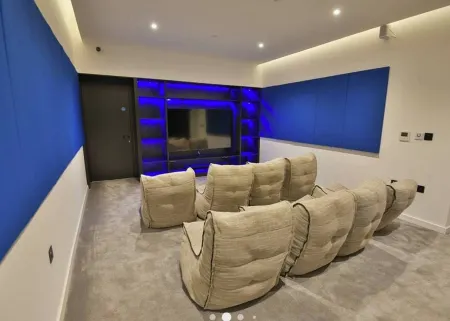 Roof Terrace Lakeside - Central Apartment - Cinema Room - Free Parking