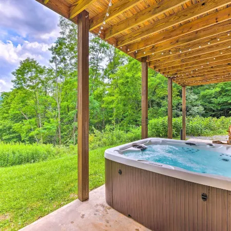 Slaty Fork Escape w/ Mountain View + Hot Tub!