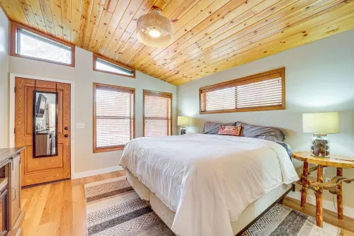 Strawberry Hideaway in the Pines w/ Hot Tub! - WiFi