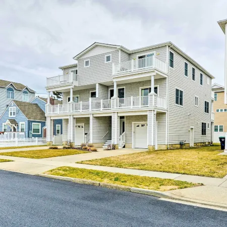 Sunny Brigantine Townhome Walk to Beach