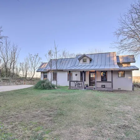 Charming Family Cottage Close to San Antonio