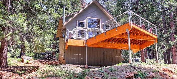 Rustic Retreat w/ Deck: Steps from Lake Almanor! Hotels in Plumas County