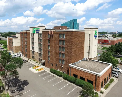 Holiday Inn Express & Suites BLOOMINGTON - MPLS ARPT AREA W by IHG Hotels in Minneapolis