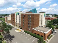 Holiday Inn Express & Suites Bloomington - Mpls Arpt Area W فنادق في Edina