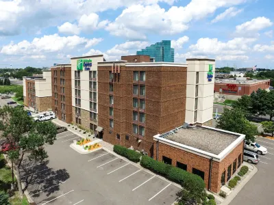 Holiday Inn Express & Suites BLOOMINGTON - MPLS ARPT AREA W by IHG Hotels in 