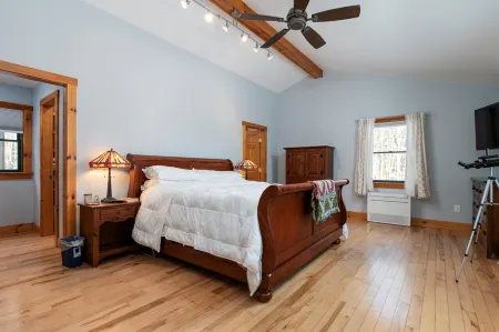 Spacious 5-bedroom chalet with AC and WiFi in charming Chester