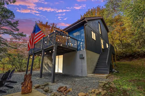 Hot Tub, Fire Pit & Barrel Sauna: Poconos Abode - Strand