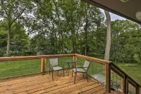 Lake Nagawicka Home - 2 Blocks to Boat Launch - Homestays